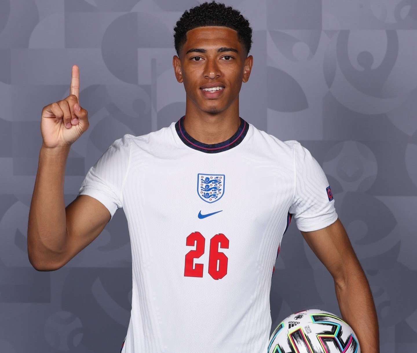 梅开二度！《剑与远征：启程》摘下年度iPhone游戏桂冠