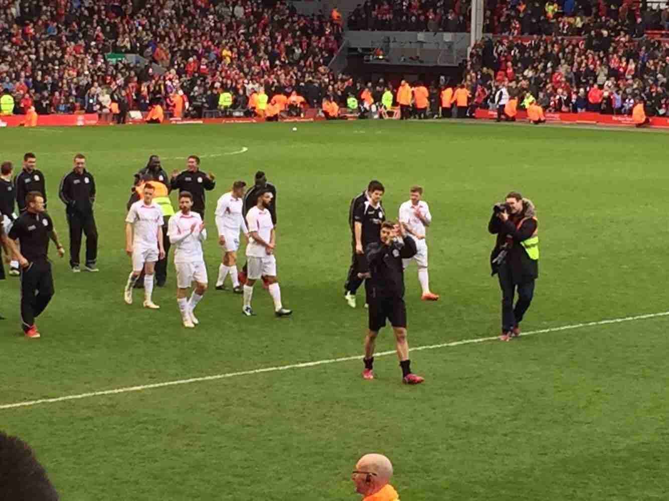 霸凌 樊振东德国杯夺冠被弗朗西斯卡撒彩带 一边摘彩带一边哭笑不得