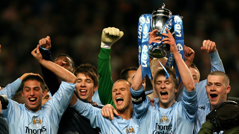 彻底爆发！勇士全队怒怼裁判，库里遭对手恶劣犯规引发强烈抗议